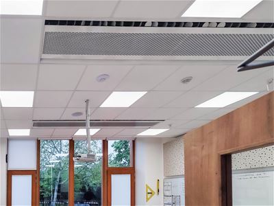 detail instalace indukční jednotky pro vytápění, chlazení, výměnu vzduchu