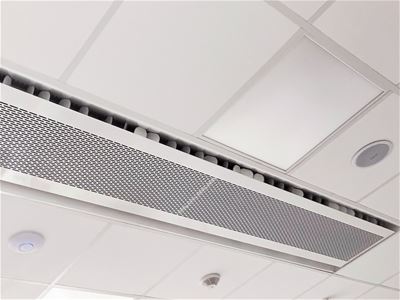 detail instalace indukční jednotky pro vytápění, chlazení, výměnu vzduchu