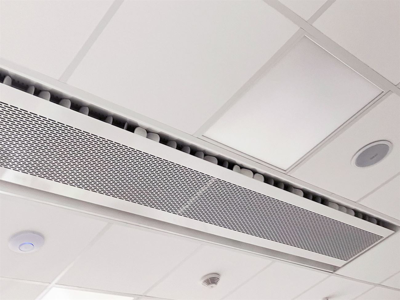 detail instalace indukční jednotky pro vytápění, chlazení, výměnu vzduchu