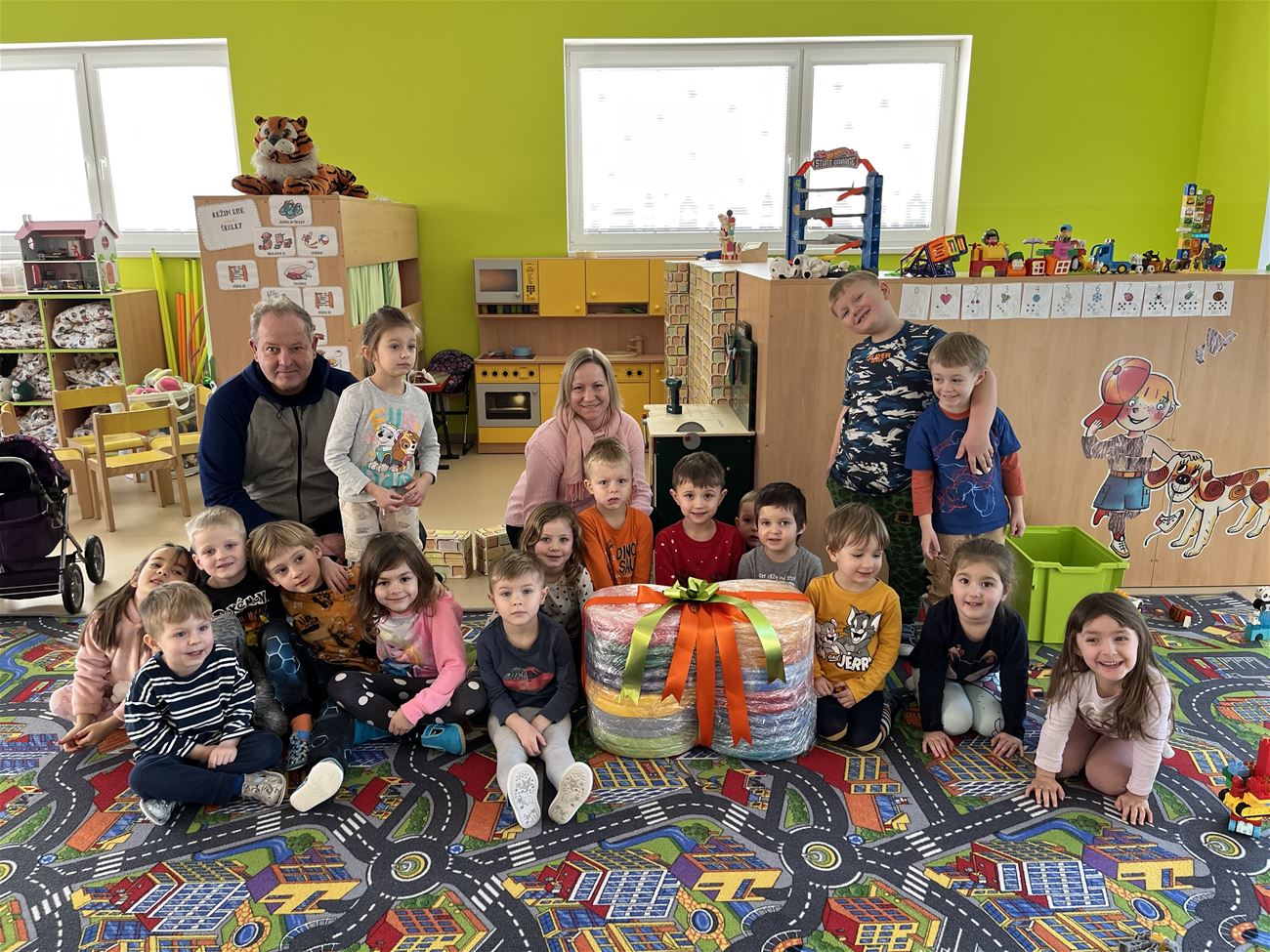 MINIB - Ubergabe des Geschenks im Kindergarten 