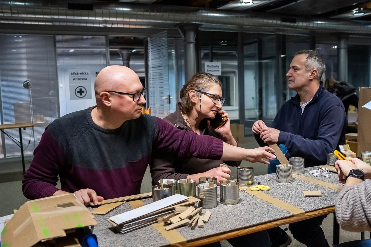 minib vyrábí svíčky